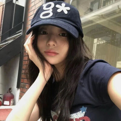 削苹果的时候在心里打赌如果皮不断我们就会重新和好，于是小心翼翼削完了此生第一条完整的苹果皮但没能在一起。我偷偷做尽了幼稚的事对莫名其妙的东西许愿，单数的花瓣，偶数的台阶，数到三就停的刹车，只为找出一万…