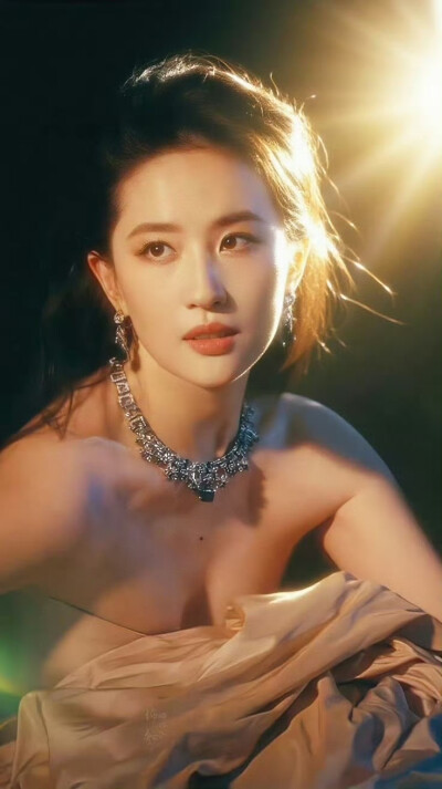 刘亦菲巜服饰与美容VOGUE》二十周年刊封面
VOGUE九月刊C位2025.9.5