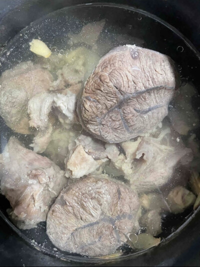 我都是清炖，有时放点盐和姜，有时只放点姜，最简单的方法，一点不用腌渍！清炖后想酱炖或蘸料汁吃都可以，清汤可以煮粉条或下面条都不错。先泡出血水，冷水下锅焯水后，热水洗洗上面的浮末。我用的是电压力锅，放点…