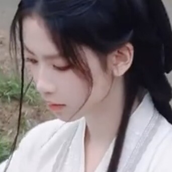 一笺浸透茉莉的雨信，正停泊在我垂落的眼睫