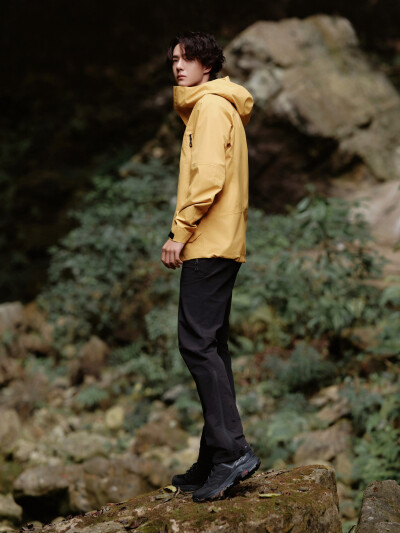 YIBO-OFFICIAL：
#王一博直播#
回归自然，与天地同频呼吸，
迈向洞心，悉数时间的痕迹；
视野之外，别有洞天。一会见。@UNIQ-王一博 ​​​