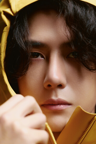 YIBO-OFFICIAL：
#王一博直播#
回归自然，与天地同频呼吸，
迈向洞心，悉数时间的痕迹；
视野之外，别有洞天。一会见。@UNIQ-王一博 ​​​