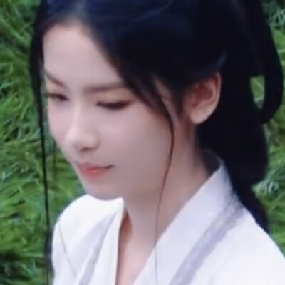 一笺浸透茉莉的雨信，正停泊在我垂落的眼睫
