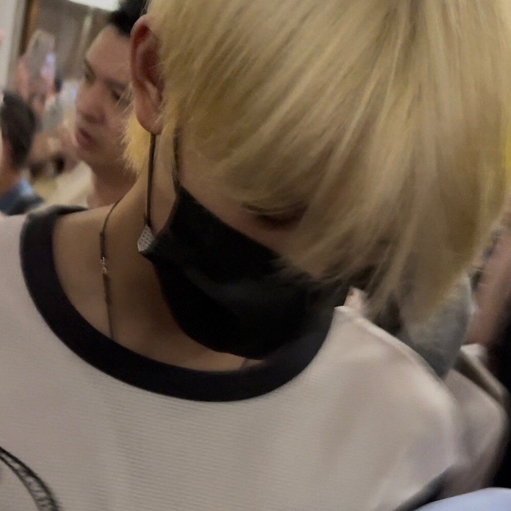 哎呀让我把这四张截巨帅的张极发出去好吗？