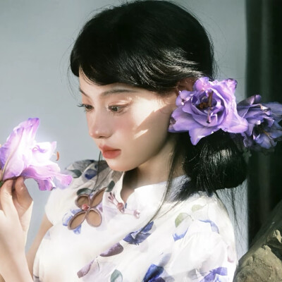 “是羡她花前醉，折月桂。月见也低眉”