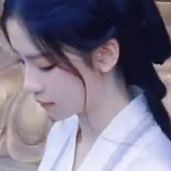 一笺浸透茉莉的雨信，正停泊在我垂落的眼睫