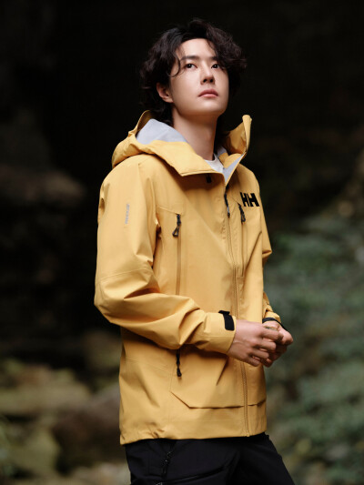 YIBO-OFFICIAL：
#王一博直播#
回归自然，与天地同频呼吸，
迈向洞心，悉数时间的痕迹；
视野之外，别有洞天。一会见。@UNIQ-王一博 ​​​