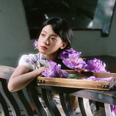 “是羡她花前醉，折月桂。月见也低眉”