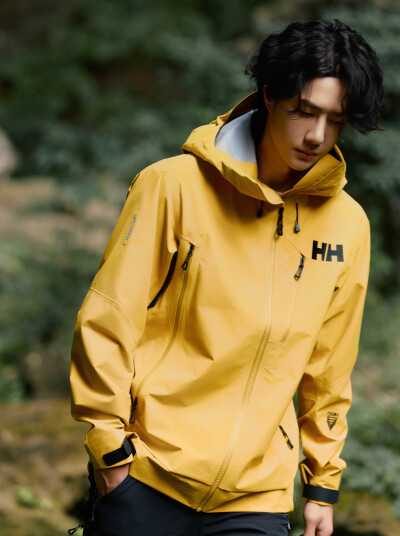 YIBO-OFFICIAL：
#王一博直播#
回归自然，与天地同频呼吸，
迈向洞心，悉数时间的痕迹；
视野之外，别有洞天。一会见。@UNIQ-王一博 ​​​