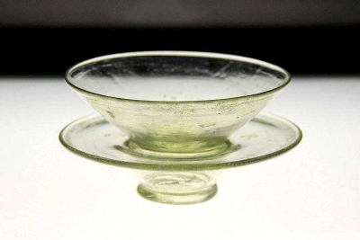 唐代 素面淡黄色琉璃茶盏及茶托
法门寺地宫出土
