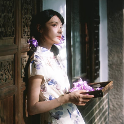 “是羡她花前醉，折月桂。月见也低眉”