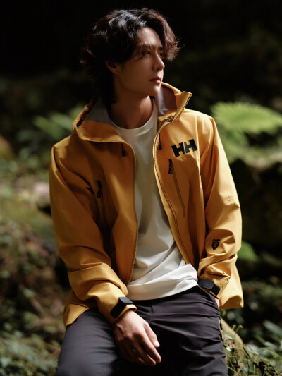 YIBO-OFFICIAL：
#王一博直播#
回归自然，与天地同频呼吸，
迈向洞心，悉数时间的痕迹；
视野之外，别有洞天。一会见。@UNIQ-王一博 ​​​