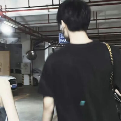 我不能谈恋爱 因为我只有一点点钱 我想自己用