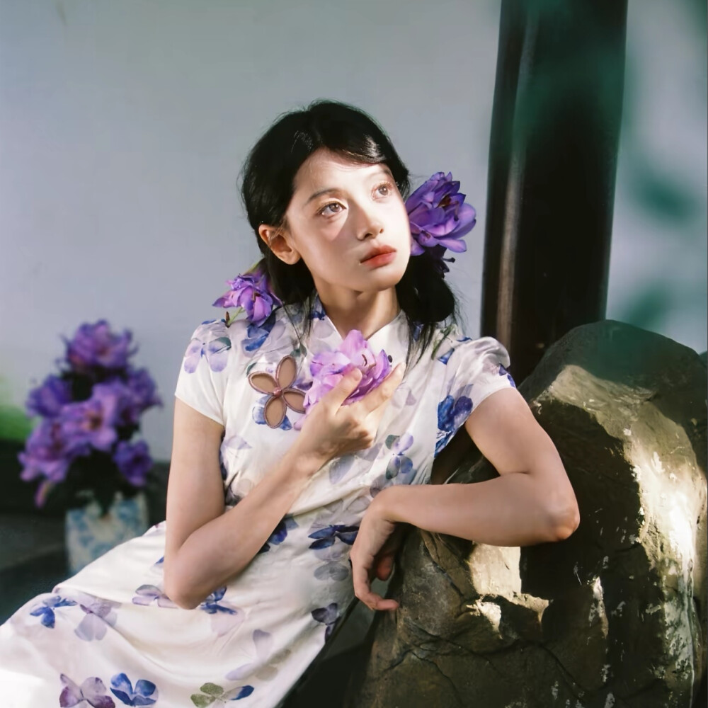 “是羡她花前醉，折月桂。月见也低眉”