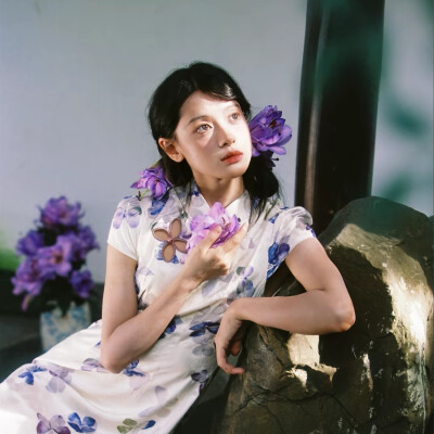 “是羡她花前醉，折月桂。月见也低眉”