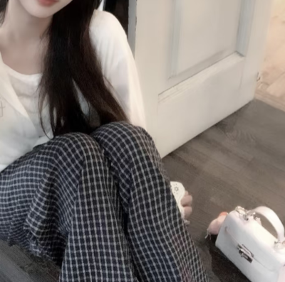 人与人之间的缘分自有定数 生命中多的是遗憾和事与愿违 真真假假 假假真真 过多的追问和拉扯 只会消耗自己的心力 不如保持平静 回归生活