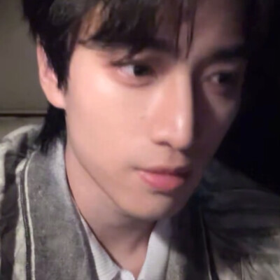 小伙直播一半自己欣赏起来了