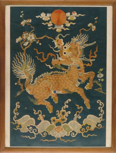 蓝色缎金线绣花麒麟图挂屏，清康熙
故宫博物院藏
