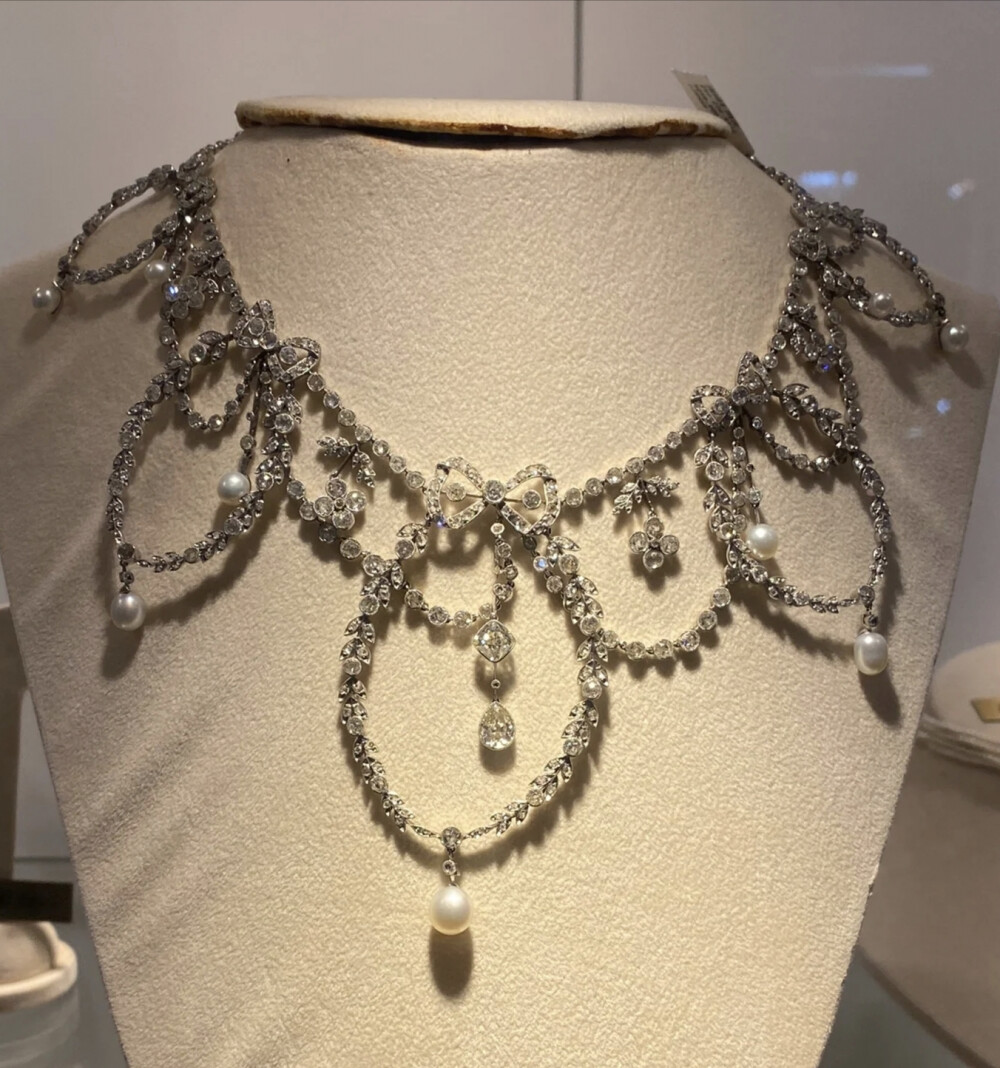 爱德华时期欧洲古董野生珍珠蕾丝蝴蝶结
项链
