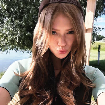 如果碰不到双唇那你的笑容就是我的吻痕