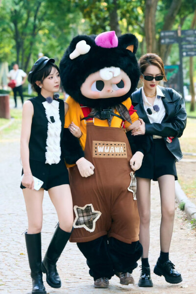 女推