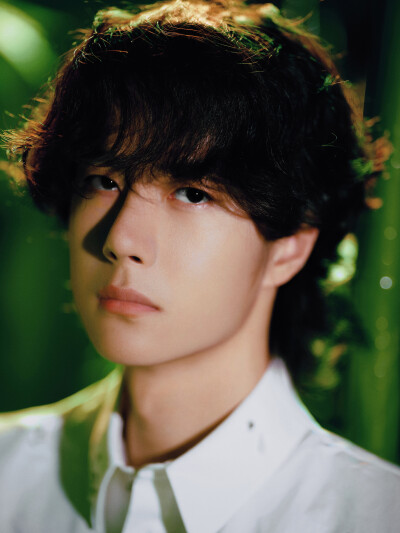 YIBO-OFFICIAL：
#王一博出道十一周年快乐#
绿意漫卷，竹摇清影，静默坚韧扎根向下，迎光而立节节向上，以竹的姿态继续生长。
十一如一，@UNIQ-王一博 出道十一周年快乐！