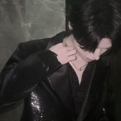 脖颈处的薄荷纹身