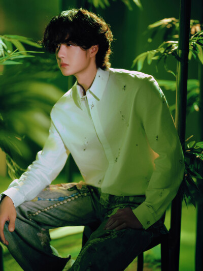 YIBO-OFFICIAL：
#王一博出道十一周年快乐#
绿意漫卷，竹摇清影，静默坚韧扎根向下，迎光而立节节向上，以竹的姿态继续生长。
十一如一，@UNIQ-王一博 出道十一周年快乐！