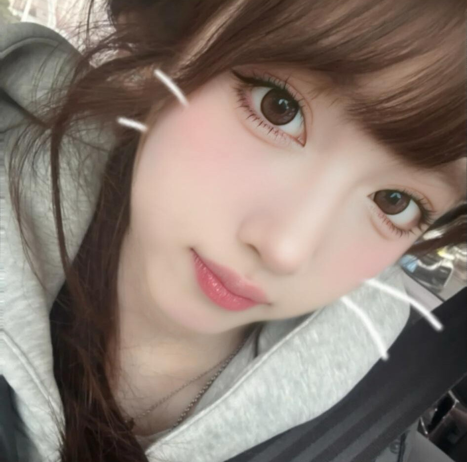 我们应该坐在一起发呆 发很久很久的呆 然后我说 人类好渺小啊 你说 但是爱很伟大呀