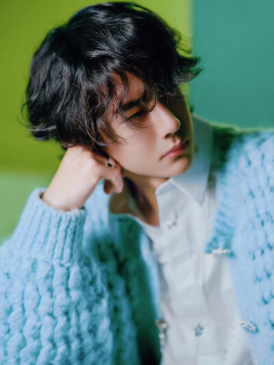 #王一博[超话]# · #王一博出道十一周年快乐#
层叠的青绿深浅交织，错落的画卷徐徐展开，置身于此，如林中清泉般闲适怡然。
十一如一，@UNIQ-王一博 出道十一周年快乐！[打call] ​​​