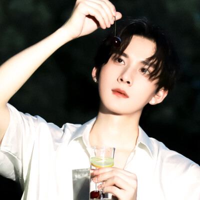 蓝色是鼠尾草，大海是白痴。