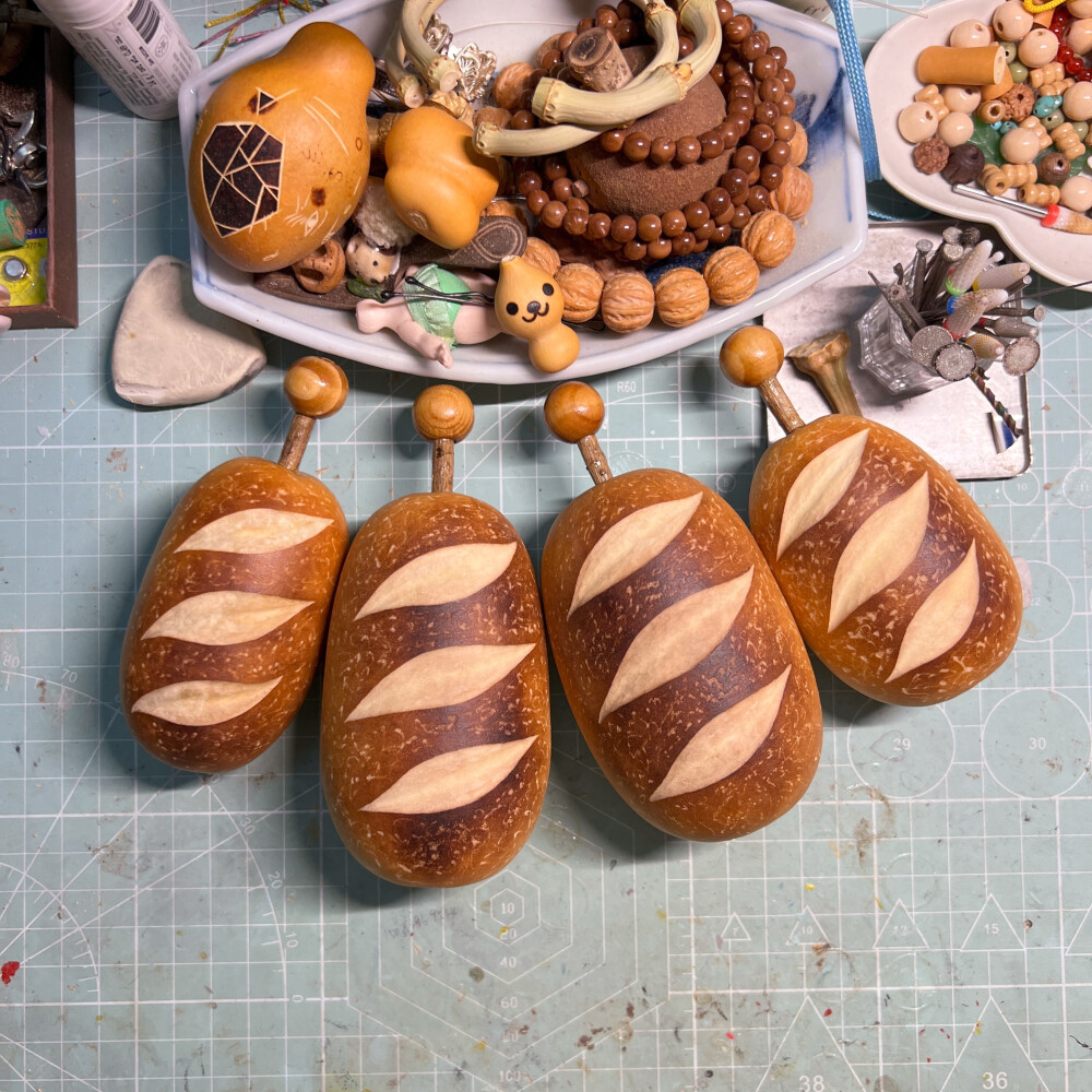 1、没想到大白兔居然有这么多口味，在店里像小仓鼠一样穿梭，把每一种都收集一点买回家尝尝
2、不喜欢科技面料更接受不了化纤，春夏秋三季永远习惯棉、麻、真丝
3、水果彩椒很好看，有些食物光用眼睛看心情就很好，就是吃的时候心情一般般
4、拖延症半年做四个法棍葫芦面包，我也拿我没办法
5、今年买到好几次白兰花，还是那个问题：什么时候能拥有一棵白兰树
6、夏日必用蛇牌痱子粉，五秒让你从三伏天到数九寒天，刚毕业没有空调的那个夏天在广东纯靠它度过
7、给自己做的簪子，道家七星簪+小葫芦，原以为会很夸张结果上头也很日常，喜欢
8、出去旅游，不认识的爷爷奶奶硬塞给我的土枇杷，好吃
9、夏天在阳台种花很热的时候，怀念冬天雕水仙时感受到的冰冷