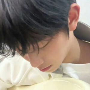 像暗杀似的绕到背后捅了你