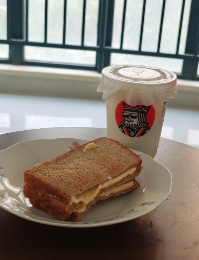 8.11 黄油椰酱吐司 茉莉酸奶昔