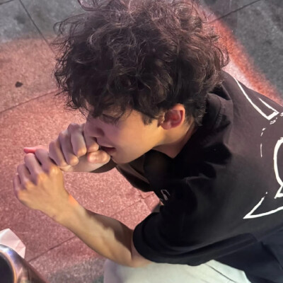 有人说等待一个人是最痛苦的 而有人说忘记一个人才是最痛苦的 可实际上 最大的痛苦莫过于是你不知道该等待还是选择遗忘