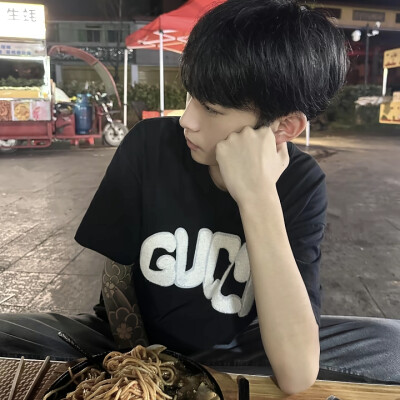 有人说等待一个人是最痛苦的 而有人说忘记一个人才是最痛苦的 可实际上 最大的痛苦莫过于是你不知道该等待还是选择遗忘