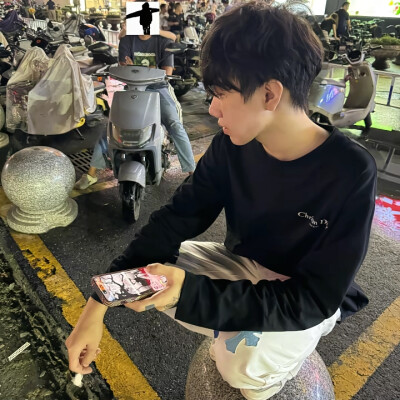 有人说等待一个人是最痛苦的 而有人说忘记一个人才是最痛苦的 可实际上 最大的痛苦莫过于是你不知道该等待还是选择遗忘