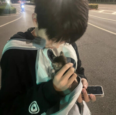 有人说等待一个人是最痛苦的 而有人说忘记一个人才是最痛苦的 可实际上 最大的痛苦莫过于是你不知道该等待还是选择遗忘