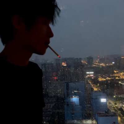 有人说等待一个人是最痛苦的 而有人说忘记一个人才是最痛苦的 可实际上 最大的痛苦莫过于是你不知道该等待还是选择遗忘
