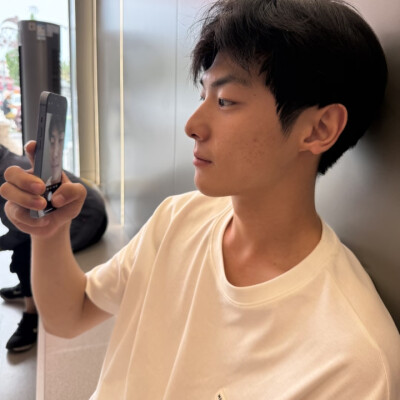 有人说等待一个人是最痛苦的 而有人说忘记一个人才是最痛苦的 可实际上 最大的痛苦莫过于是你不知道该等待还是选择遗忘