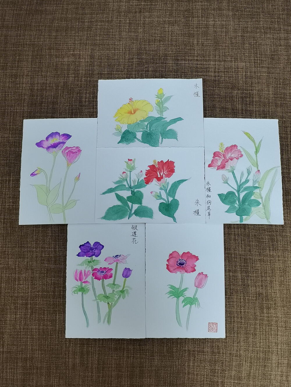 绘画 | 水彩 | 果花甘04
花影婆娑，暗香萦秀，琼浆凝露，翡点翠叠。
清透的水彩植物，有花卉和蔬果。
还是2018年，大三暑假。这样的水彩植物画了很多张。
铅笔游走在纸上，留下黑灰色的印记。
毛笔沾了颜料，再沾点水，在纸面轻轻晕开，或是用水打湿纸面，把颜料点进去。花瓣绽放了，叶子舒展开，小巧的果实跳出来。
悄然欢愉雀跃着的心也开花结果。草木葳蕤，茂盛成花园，又沿着心墙攀援，盛开在纸上，也盛开在那个暑假。