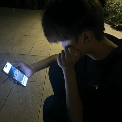 有人说等待一个人是最痛苦的 而有人说忘记一个人才是最痛苦的 可实际上 最大的痛苦莫过于是你不知道该等待还是选择遗忘