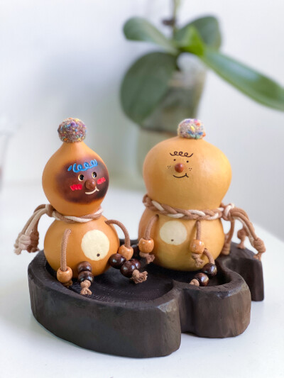 1、今年的青皮葫芦成熟了，从左到右依次是蝴蝶结扁、大天坛墩、小梨子扁、小栗子扁和小苹果扁
2～9，部分已售和有现货的做工小葫芦们～