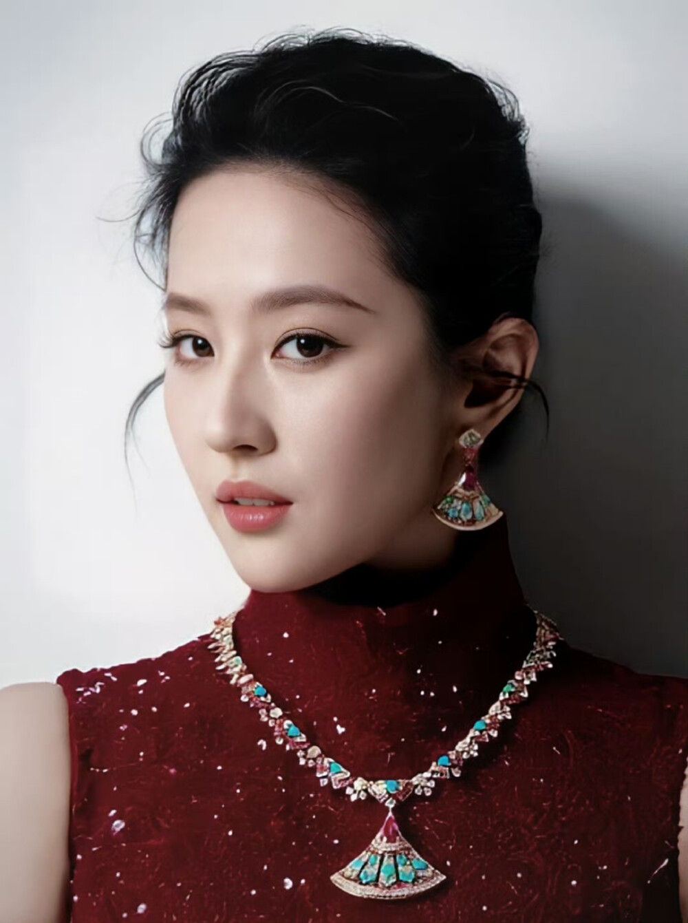 刘亦菲巜服饰与美容VOGUE》二十周年刊封面
VOGUE九月刊C位2025.9.5