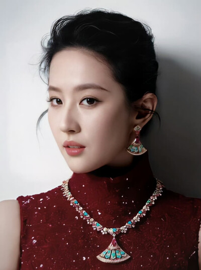 刘亦菲巜服饰与美容VOGUE》二十周年刊封面
VOGUE九月刊C位2025.9.5
