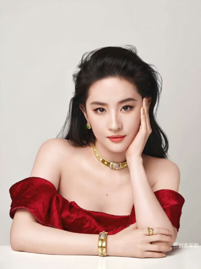 刘亦菲巜服饰与美容VOGUE》二十周年刊封面
VOGUE九月刊C位2025.9.5
