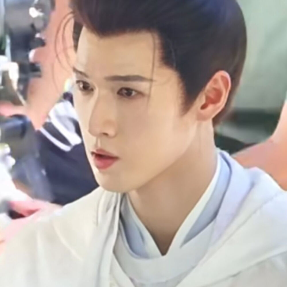 咸自谓丽且美，曾不如君剑良绮难忘