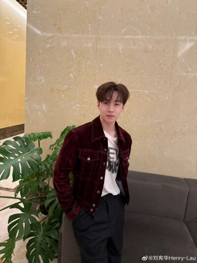 刘宪华Henry-Lau：
Laos!!
打卡新地图
#微博音乐派对ing# ​​​