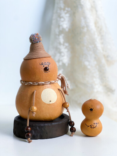 1、今年的青皮葫芦成熟了，从左到右依次是蝴蝶结扁、大天坛墩、小梨子扁、小栗子扁和小苹果扁
2～9，部分已售和有现货的做工小葫芦们～