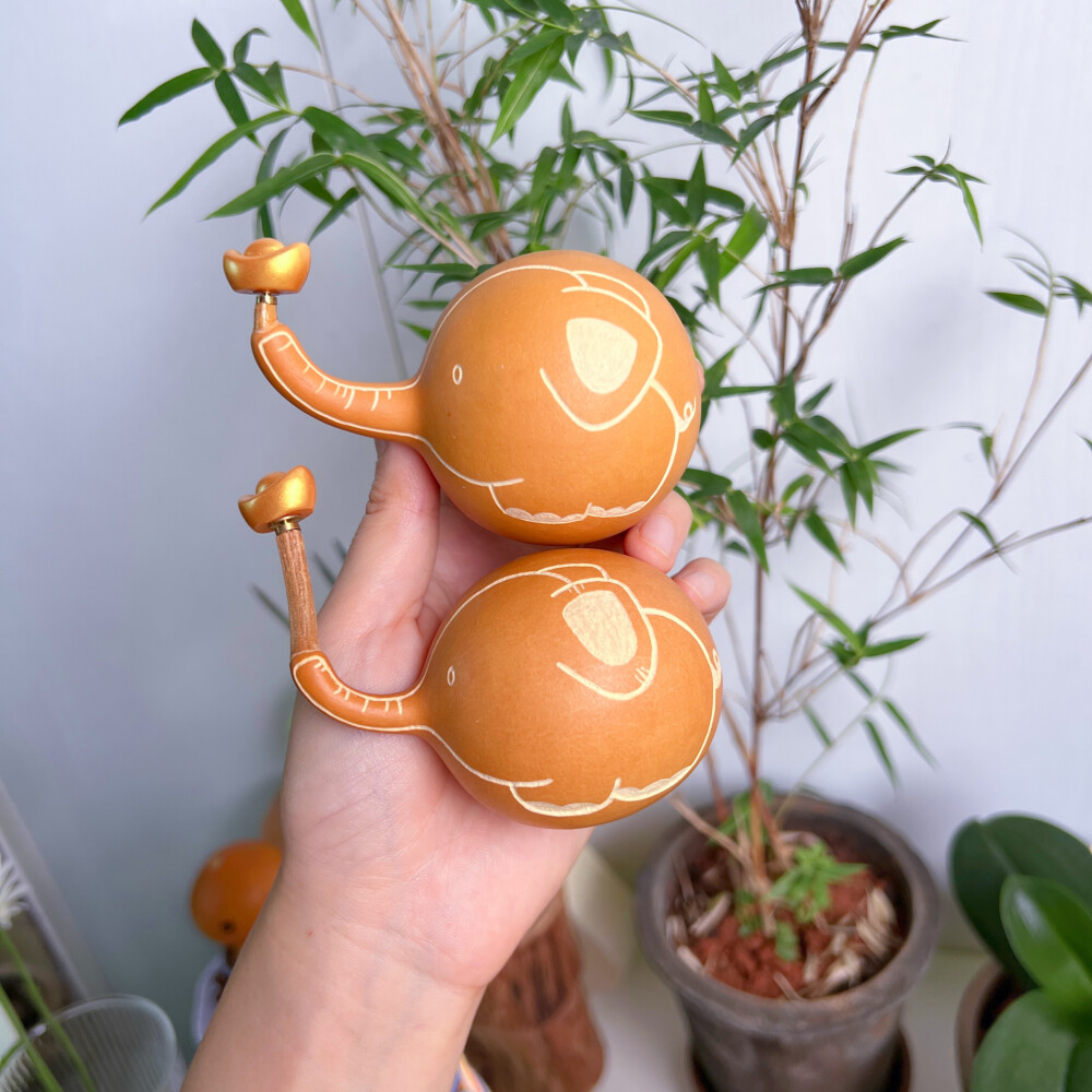 1、今年的青皮葫芦成熟了，从左到右依次是蝴蝶结扁、大天坛墩、小梨子扁、小栗子扁和小苹果扁
2～9，部分已售和有现货的做工小葫芦们～